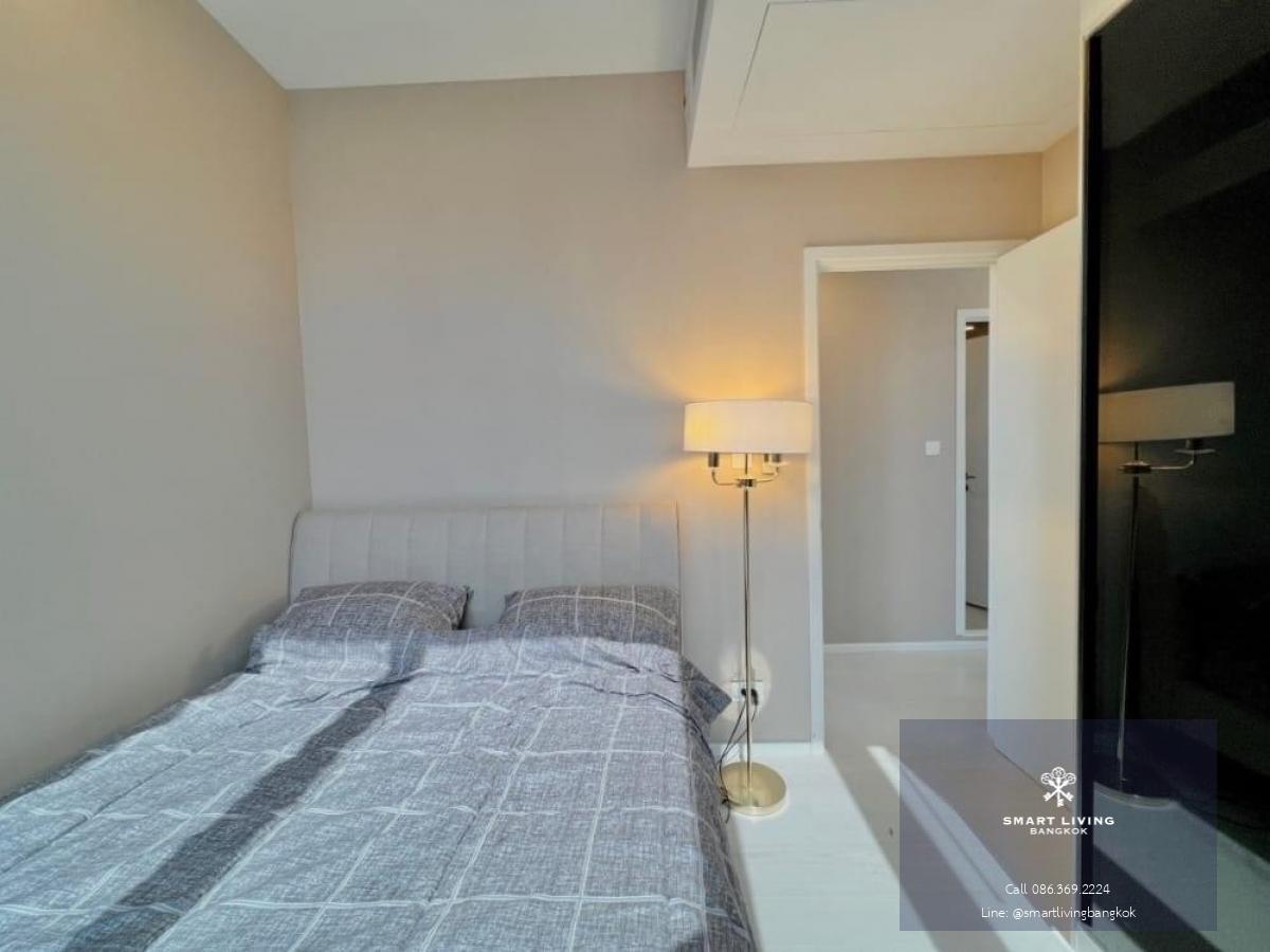 📢👇 Reasonable, affordable, worth price for living or investing as Mazarine Ratchayothin by Grand Unity located very close next to BTS , 180-degree huge city view in the bedroom