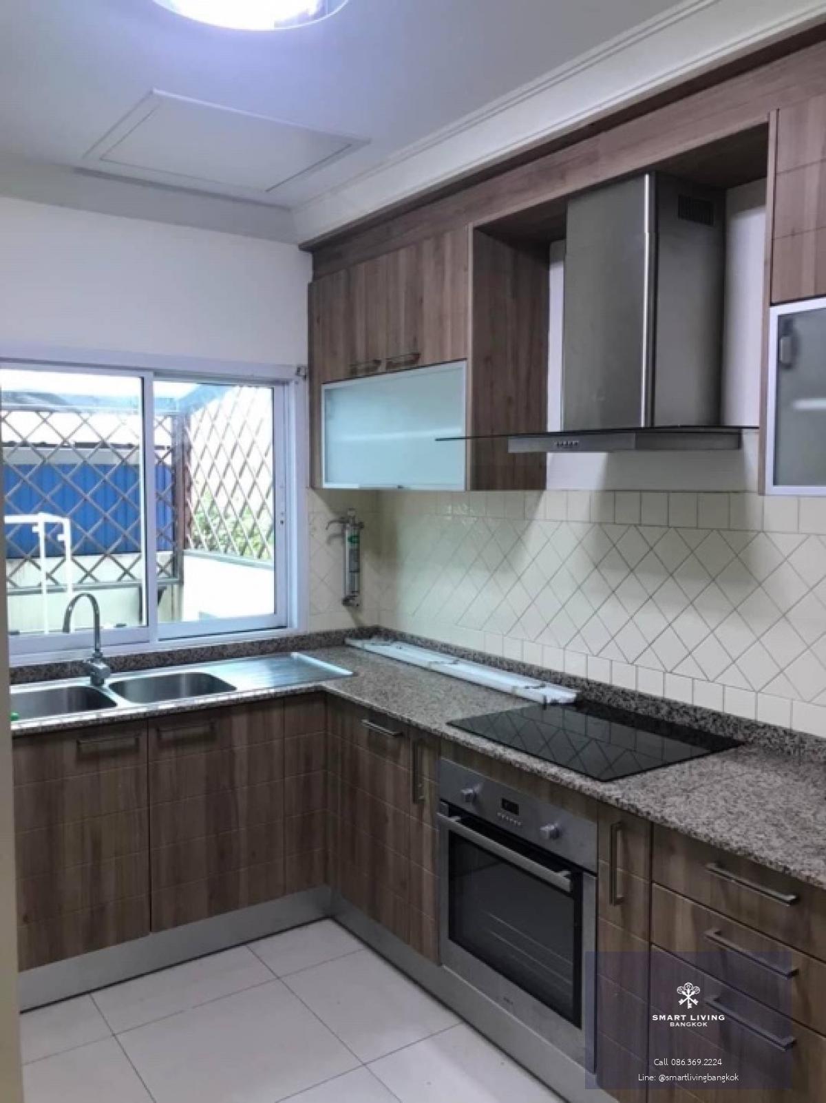 📢👇 Available: 23 November 2024For rent / sale petfriendly townhome in the middle of Bangkok city, popular area , surrounding with many popular restaurants, coffee shop, supermarket, community mall.