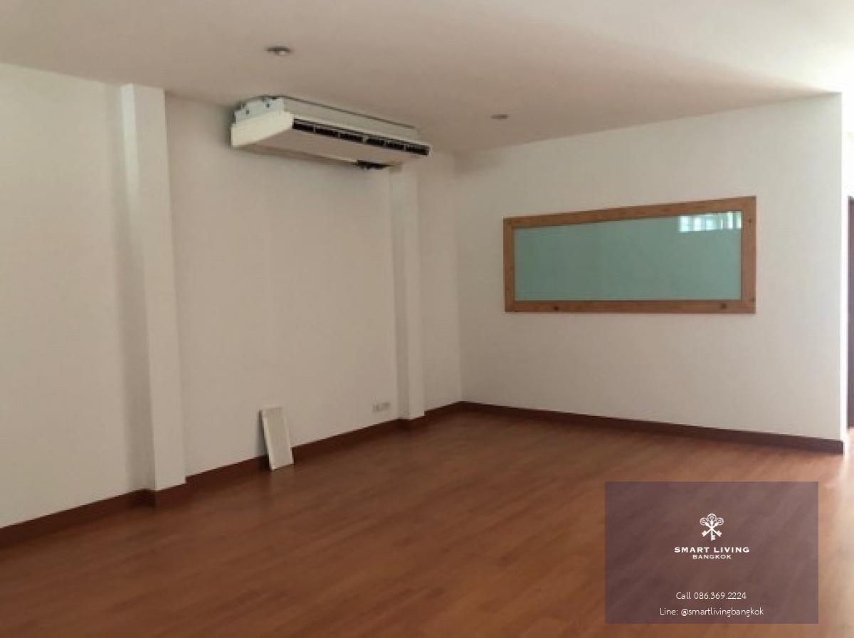 📢👇 Newly renovated large office near BTS, convenient transportation. Special price if rent or purchase together with a newly renovated house next to the office