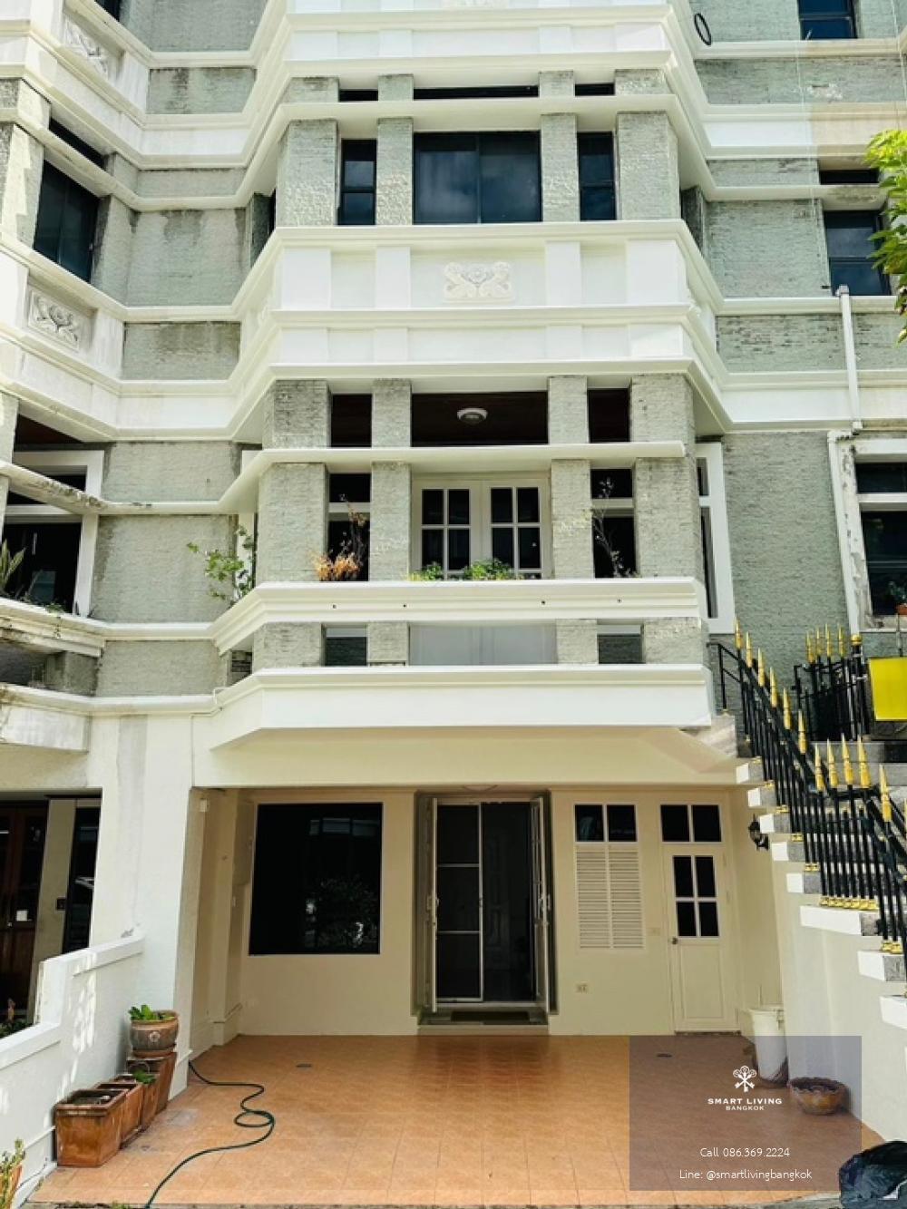 📢👇 Townhome  near Emporium ,Terminal21,Srinakarintharaviroj University, go through Asoke road, Petchaburi Road & Sukhumvit road, near BTS Asoke & MRT Sukhumvit Guard at night, CCTV around, Swimming Pool