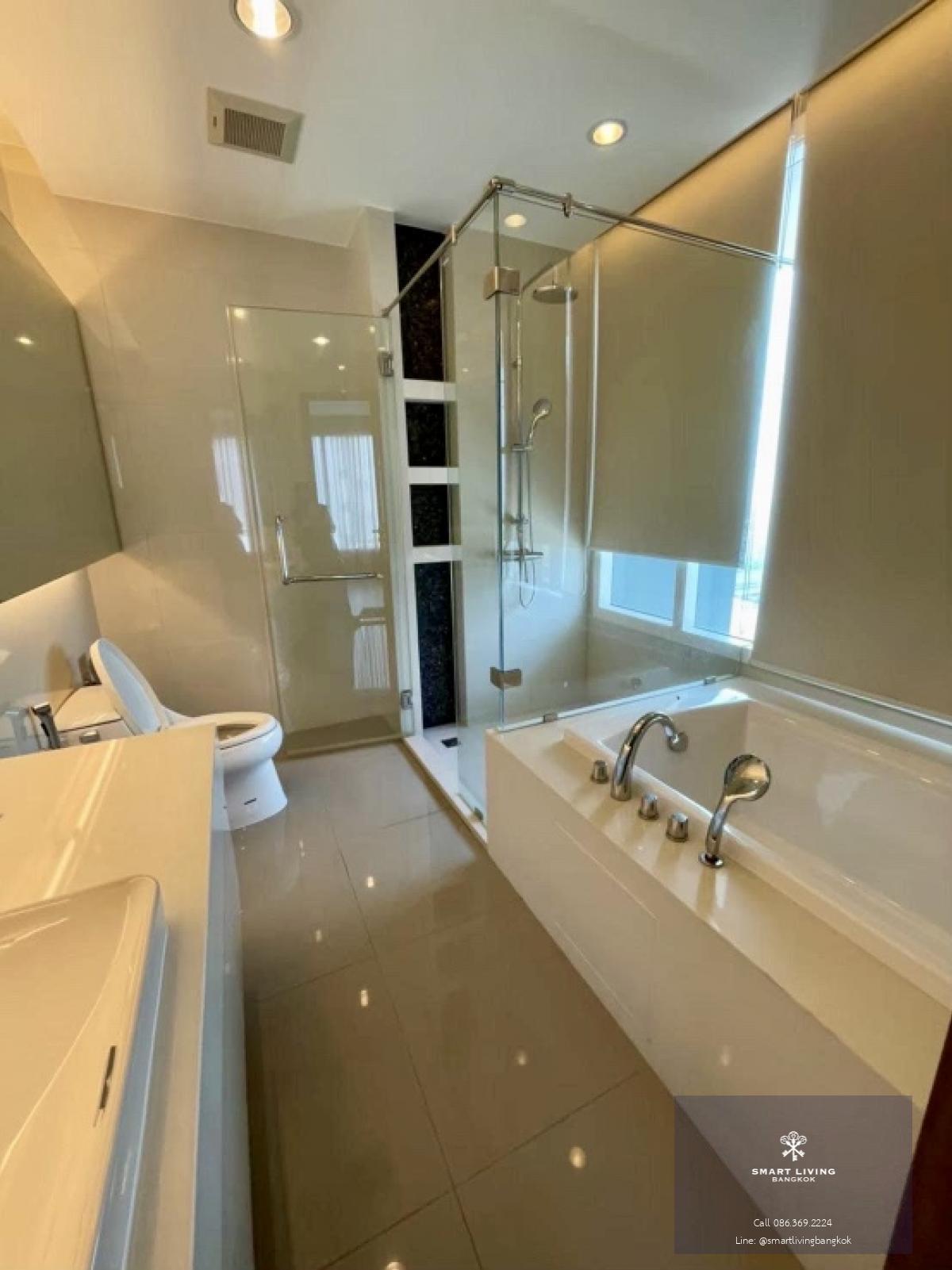 📢👇Sell with tenant til Dec 24Special huge corner unit, Feng Shui Dragon Head with the Most beautiful curve view of the Chao Phraya River  in every room, near Asiatique, Shrewsbury international school.Also near shopping mall such as Vanilla moon, Termina