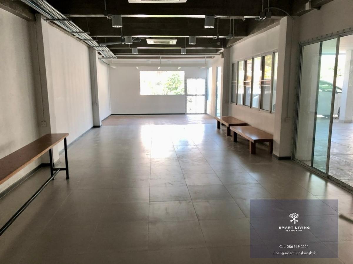 📢👇 Newly renovated large office near BTS, convenient transportation. Special price if rent or purchase together with a newly renovated house next to the office