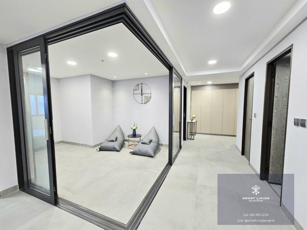 📢👇 DON’T MISS IT , VIEW AND BOOK NOW.Just renovated big size unit, all with brand new whole unit, 3 beds, walkable to BTS Phromphong , Big balcony , unblocked with river and city view, ready to move in now