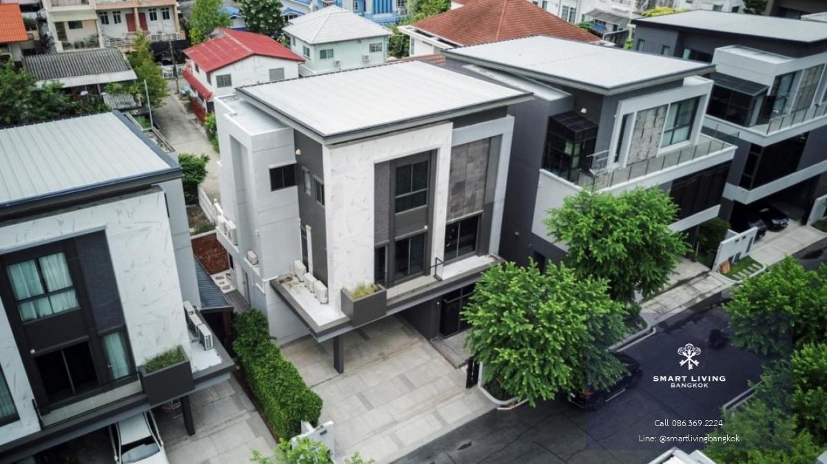 3-Story House at The Gentry Ekkamai-Ladprao
this house offers multiple access routes, connecting to Pradit Manutham Road, Ladprao, Thonglor, Ekkamai, Rama 9, and Phetchaburi Road, near the entry/exit of the Ramintra-At Narong Expressway and close to Centr