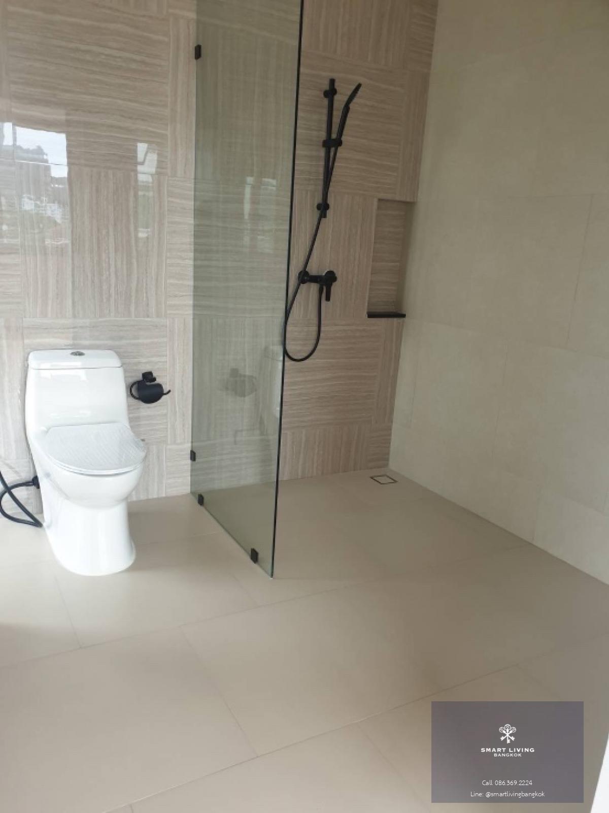 📢👇Brand new townhome for living or office, 4 storey with lift, good location as easily for traveling  from both Soi Ratchada 32 and Soi Ladprao 35 , near BTS Yellow Line, Phawana Station, fully furnished, ready to move in