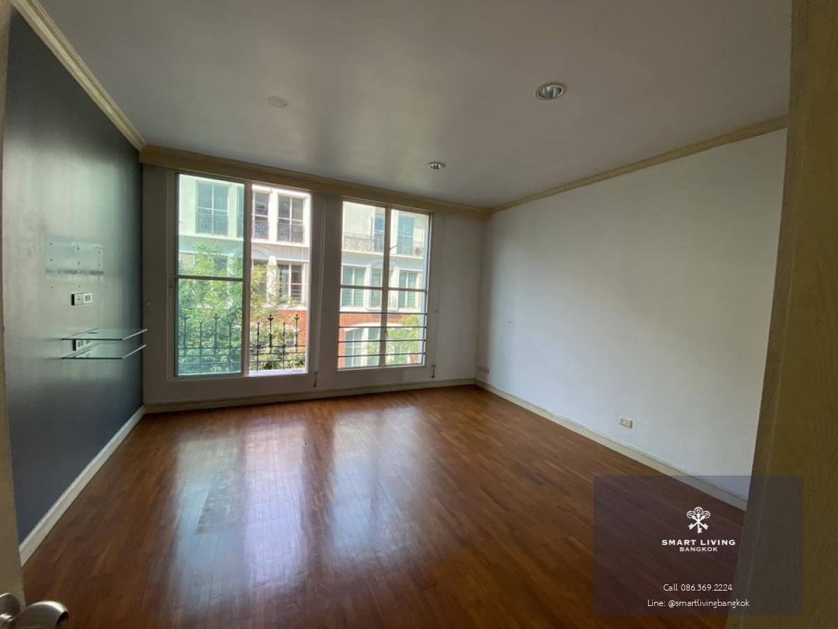 📢👇Good for living or investing 3 story big size of townhome in the middle of Thonglor, safety, shady, easily to traveling in many routes, unfurnished
❌pet not allowed when rent