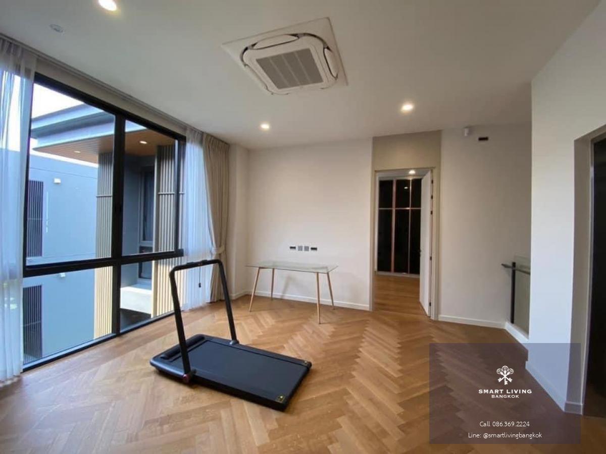 📢👇Luxury 3 storey house with lift and swimming pool in good compound and security, near many international schools, shopping mall.easily traveling as access many routes, Nearby Places• The Street Ratchada Mall - 5 km• Central Rama 9 - 6 km• Central E