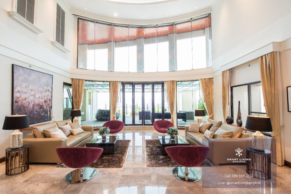 For rent: A luxurious duplex 4-bedroom penthouse suite in the heart of downtown Bangkok. It offers a panoramic view of Bangkok’s breathtaking skyline and Benjakiti Lake, with a large garden on the terrace.