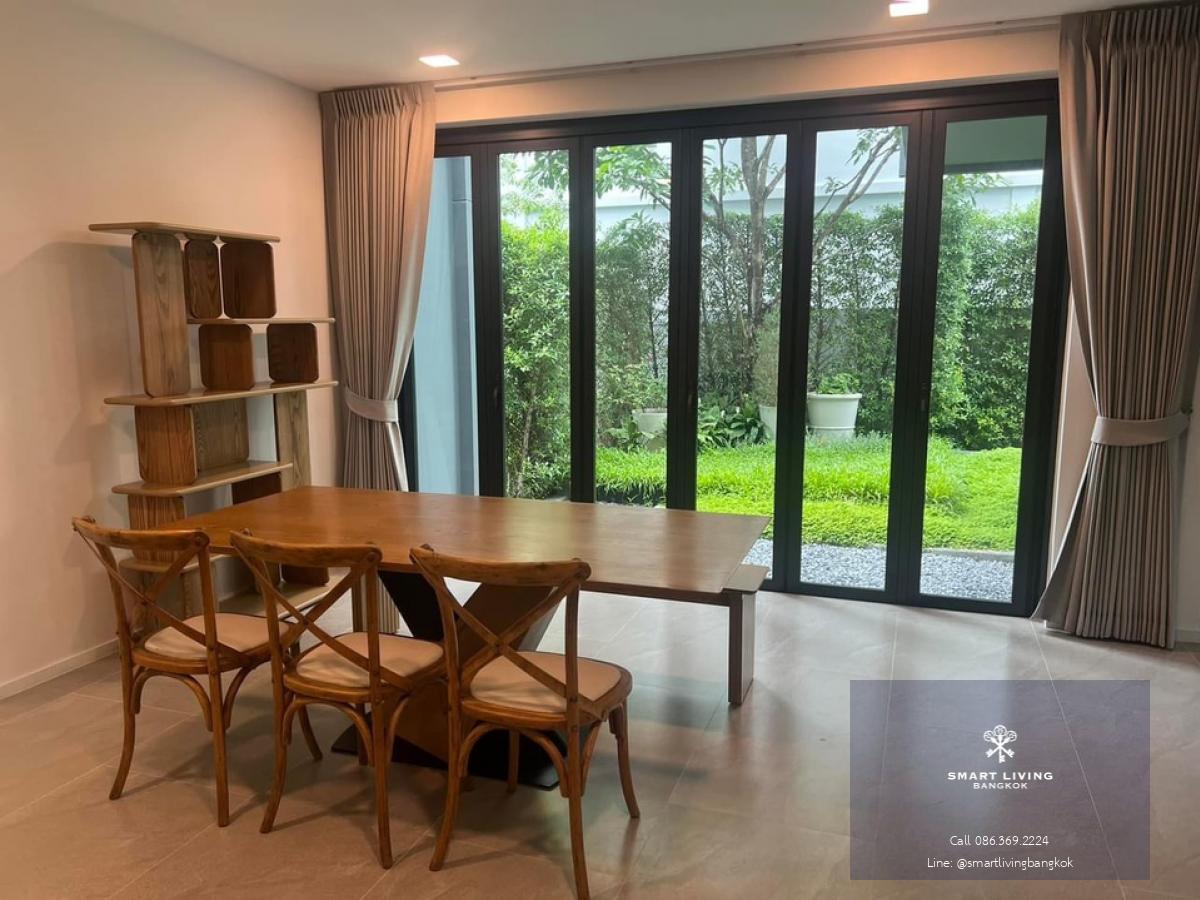 📢👇 Luxury 3 storey house with lift and fully furnished for rent at Vive Krungthep Kreetha. Transportation is convenient on many routes.