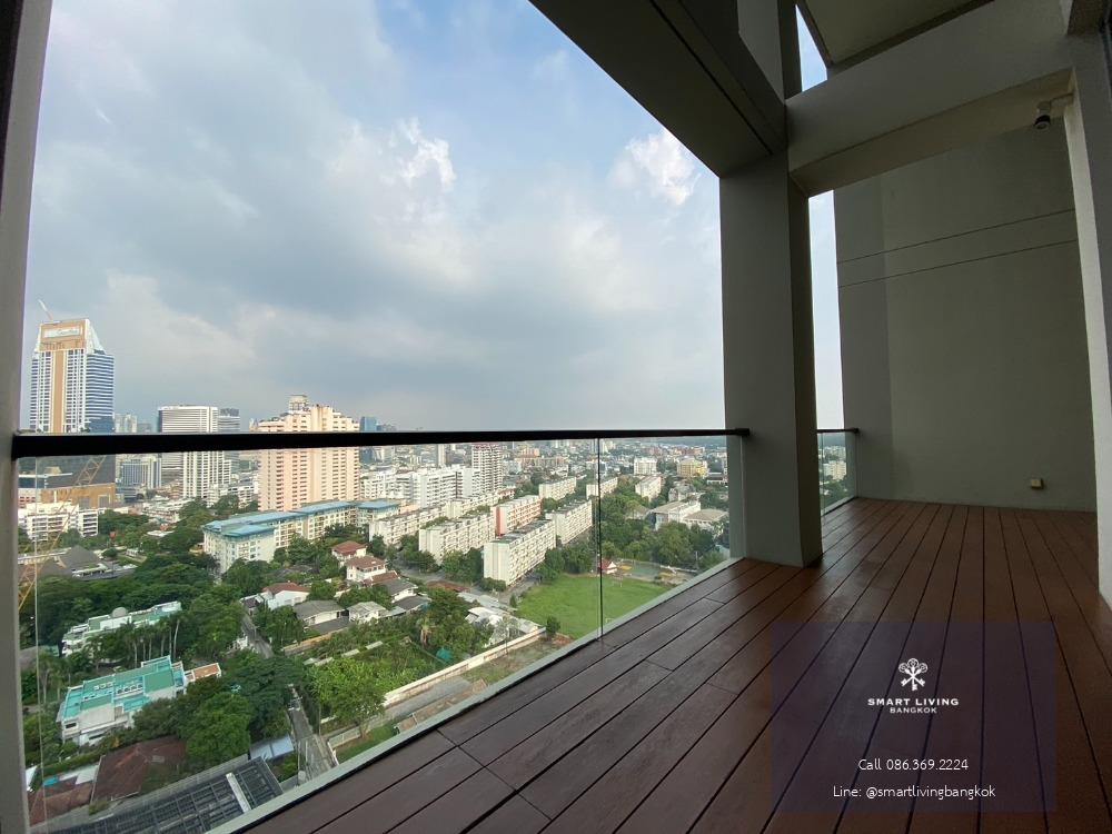 Experience luxurious living in the heart of the city! 🌟 3 bedroom penthouse condo, beautifully decorated in Chinese style. Spacious layout with breathtaking city views, located in the vibrant Sathorn area.