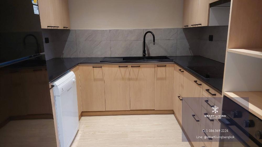 For rent 3 bedrooms near Lumpini park, Sathorn, Silom. Newly renovated modern style at kid friendly condo with full facilities and convenience access 5 mins walk to MRT Lumpini.