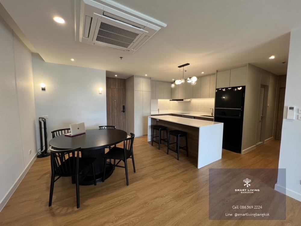 📢👇 Newly renovated 2 beds, complete makeover from floor to ceiling, brand-new electrical appliances for your modern comfort. Unblocked view from balcony . Near Conrad Hotel, Lumpini Park, BTS Pleonchit, and the lively Ruamrudee Village teeming with bars a