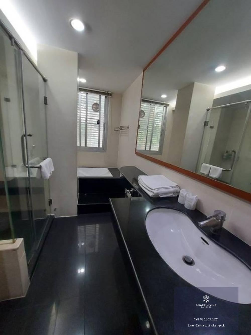 📢👇PETFRIENDLY in Sathorn, big size unit for 4 beds, fully furnished, big balcony, located in business area Sathorn, Silom, many restaurants and shopping centers, supermarkets#petfriendly