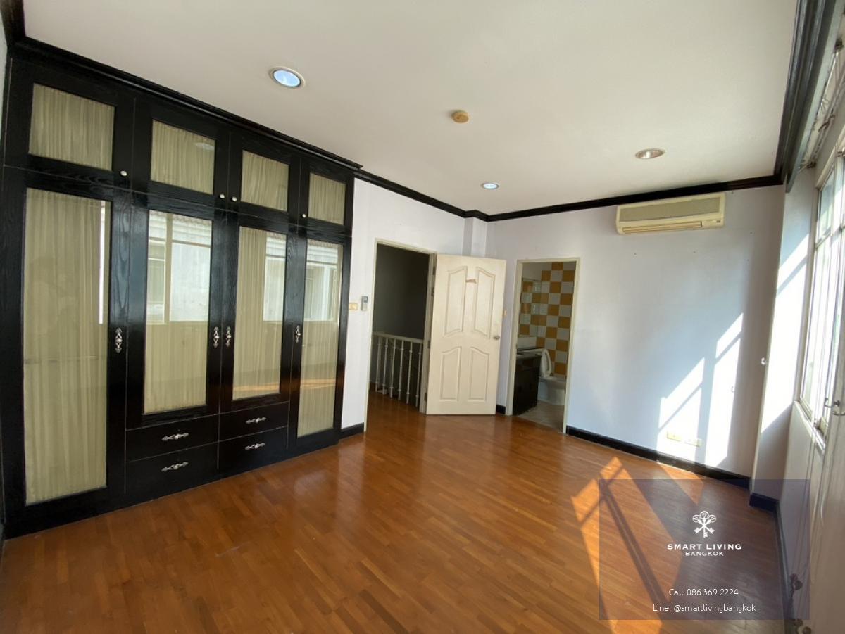 📢👇Good for living or investing 3 story big size of townhome in the middle of Thonglor, safety, shady, easily to traveling in many routes, unfurnished
❌pet not allowed when rent