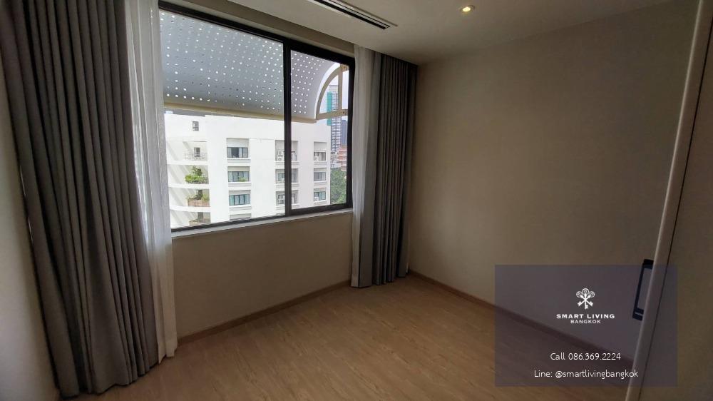 For rent 3 bedrooms near Lumpini park, Sathorn, Silom. Newly renovated modern style at kid friendly condo with full facilities and convenience access 5 mins walk to MRT Lumpini.