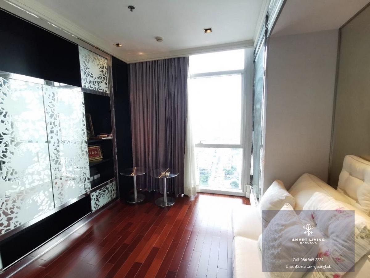 📢👇 Athenee Residence is one of the most sought-after luxury condominiums for living. It is located in a prime area, close to Central Chidlom and Central World, with convenient transportation options near the BTS and expressway, corner unit, unblocked view