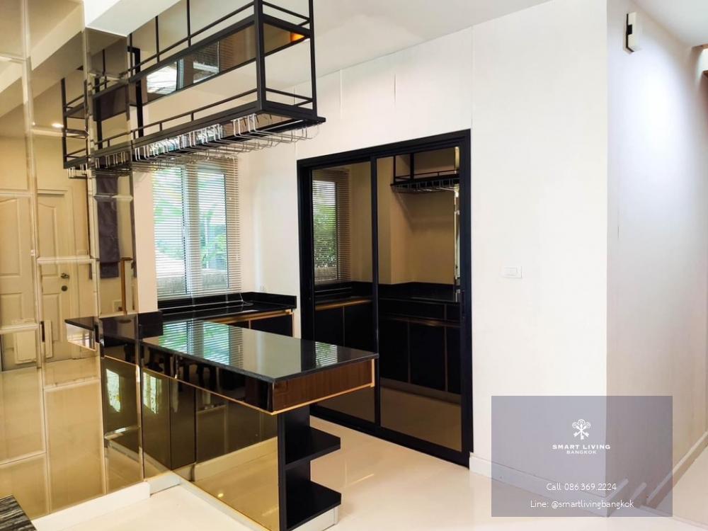 📢👇House in nice compound with good security, convenient in traveling many routes including Soi On Nut 39, Sri Nakarin Road, Soi Phatthanakan 38, and Soi Phatthanakan 44.