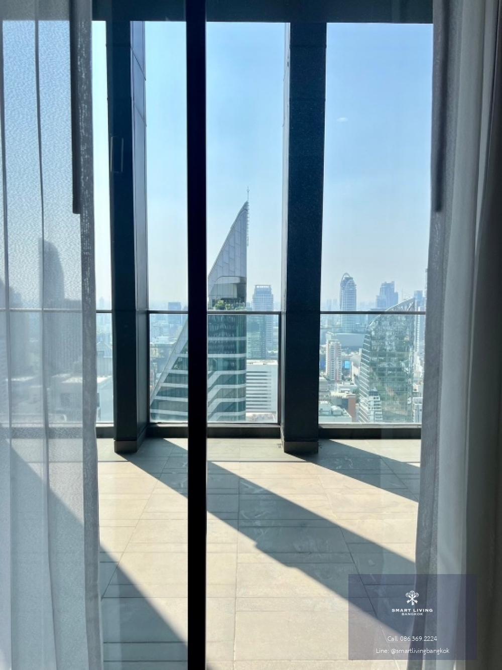 📢👇Rare item! PENTHOUSE DUPLEX in the luxury condo located near BTS Ploenchit with a direct connection to the building. It\