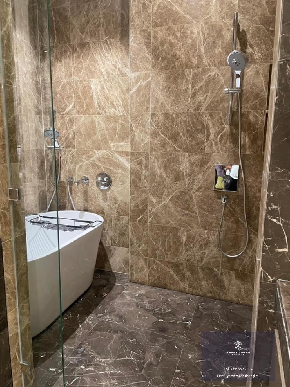 Courtyard Suite Rare Item!!Close to Central Chidlom , Central Embassy, Central world, Sindhorn village, nice decoration furniture by Chanintre, real marble in the toilet