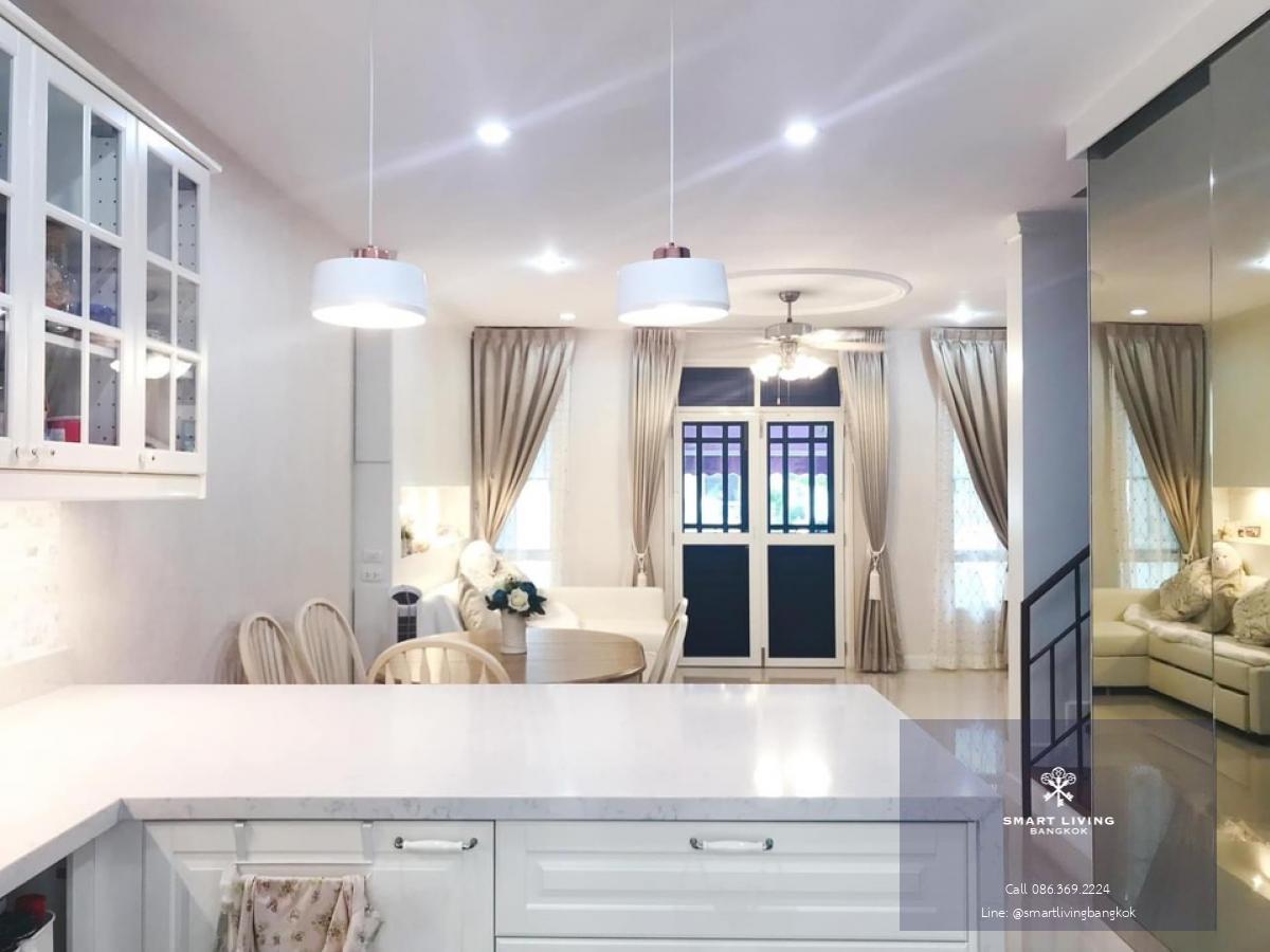 📢👇Luxury 3 storey Townhome at Leon Sukhumvit 62, good compound with good security, next to the expressway, nearby numerous schools, shopping malls, hospitals, restaurants