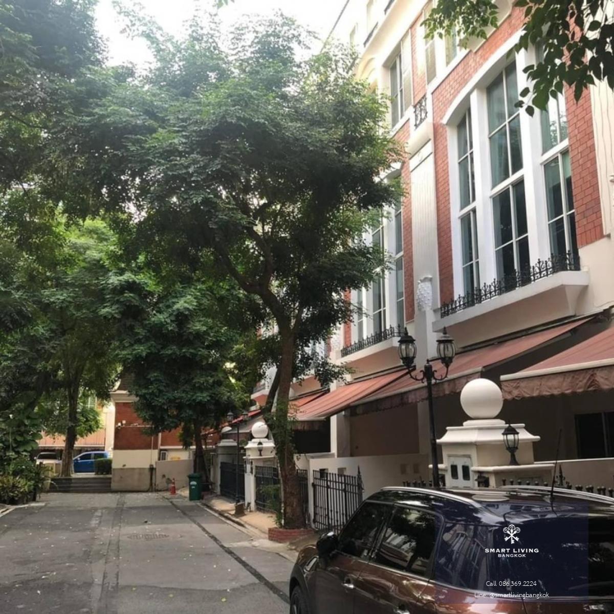 📢👇 Available: 23 November 2024For rent / sale petfriendly townhome in the middle of Bangkok city, popular area , surrounding with many popular restaurants, coffee shop, supermarket, community mall.