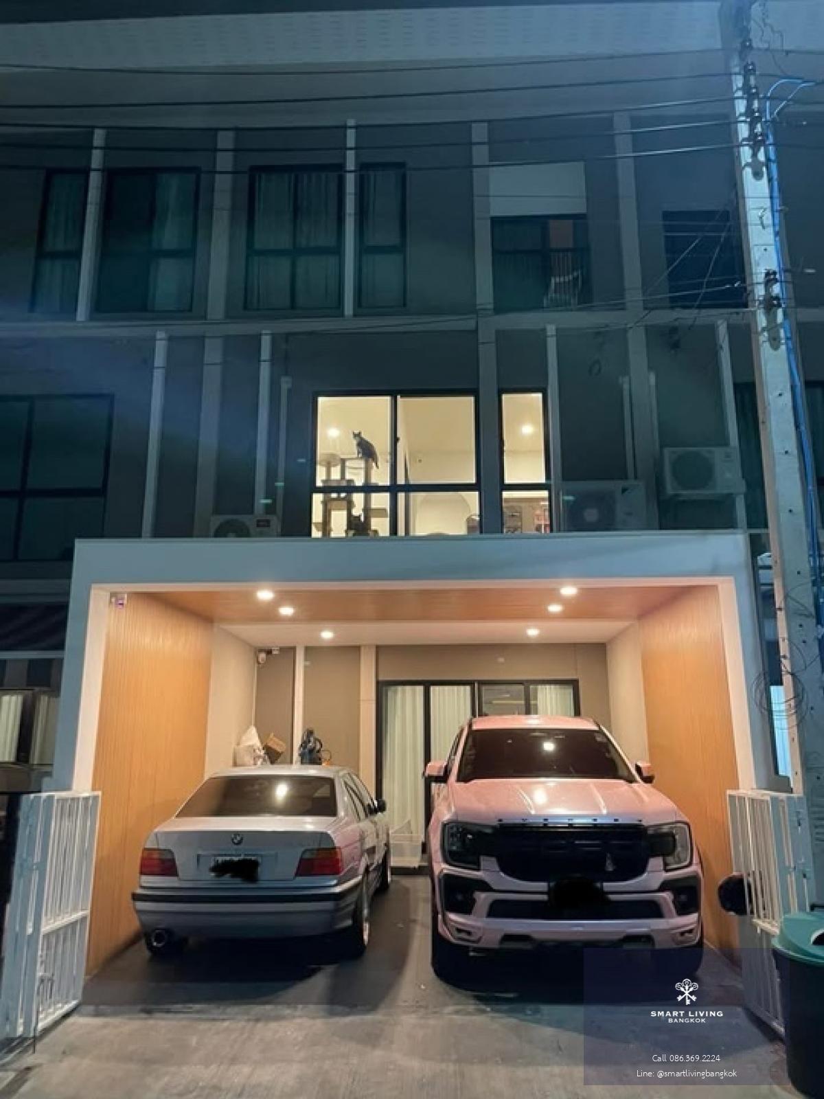 📢👇 Reasonable price for living or investing as one of the most  sought-after locations. Brand new Townhouse for rent/ sale at Patio Srinakarin – Rama 9 near Wellington and Stamford international school, near express way and motorway, golf course view.