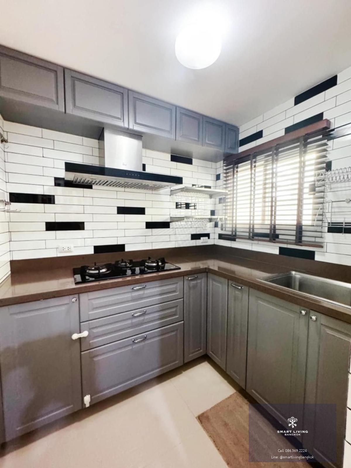 📢👇Luxury 3 storey Townhome at Leon Sukhumvit 62, good compound with good security, next to the expressway, nearby numerous schools, shopping malls, hospitals, restaurants