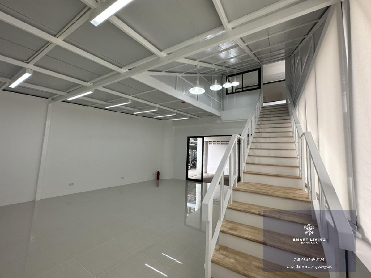 📢👇Start up your business in the prime location office space at Sukhumvit 24 (Emdistrict area) 2 floors, First floor is a big office area, second floor has 2 big rooms, pantry, toilets and an outside table/bar