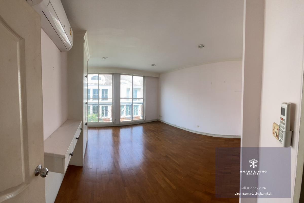 📢👇Good for living or investing 3 story big size of townhome in the middle of Thonglor, safety, shady, easily to traveling in many routes, unfurnished
❌pet not allowed when rent