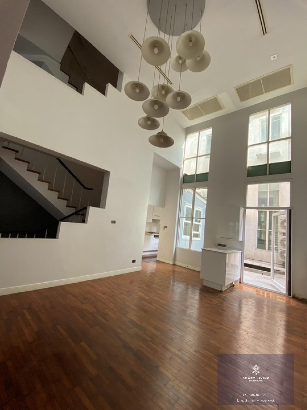 📢👇Good for living or investing 3 story big size of townhome in the middle of Thonglor, safety, shady, easily to traveling in many routes, unfurnished
❌pet not allowed when rent