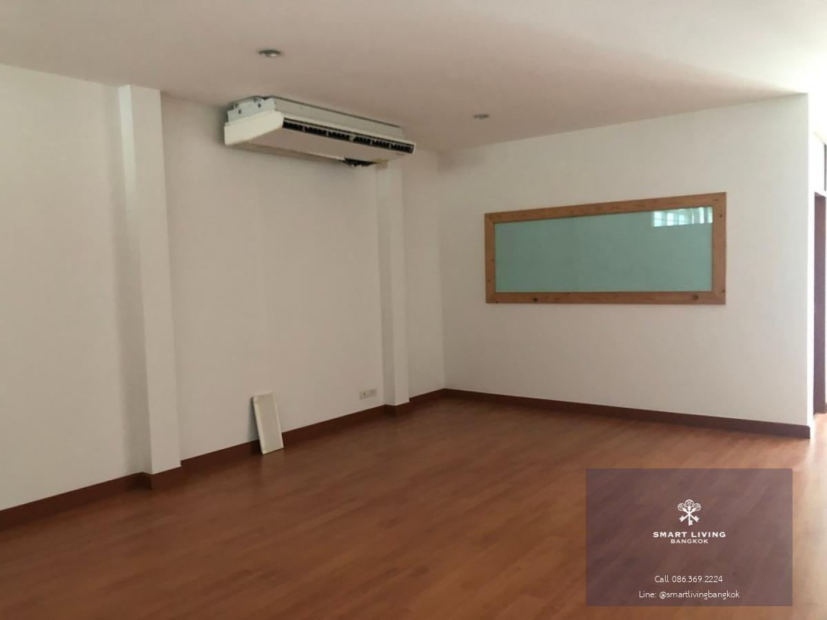 📢👇 Newly renovated large office near BTS, convenient transportation. Special price if rent or purchase together with a newly renovated house next to the office