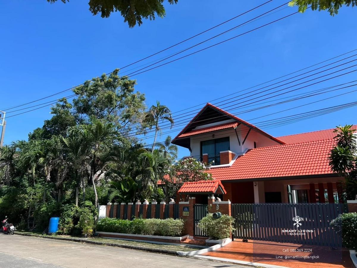 Living near Meka Bangna , and many International schools, Private backyard overlooking a peaceful lake