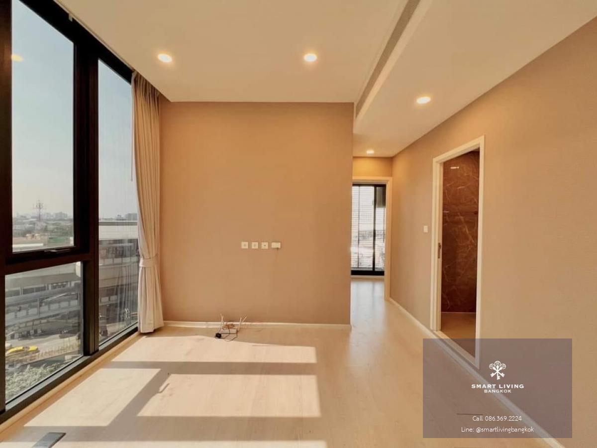 📢👇 Reasonable, affordable, worth price for living or investing as Mazarine Ratchayothin by Grand Unity located very close next to BTS , 180-degree huge city view in the bedroom