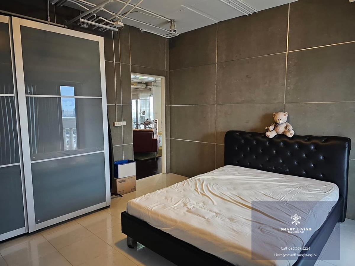 📢👇The Exclusive Luxury Private Residence with Chao-Phaya River , sunset view in , 3 balconies, outdoor jacuzzi , located in the prime location at Silom, opposite Robinson Department Store