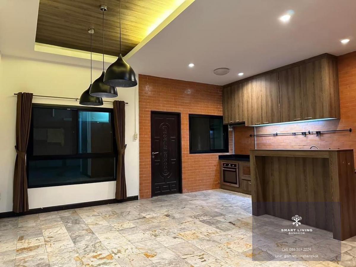 📢👇For rent Townhouse located Phahonyothin road near Ari and Saphan Kwai, surrounded by many restaurants, supermarkets, hospitals.