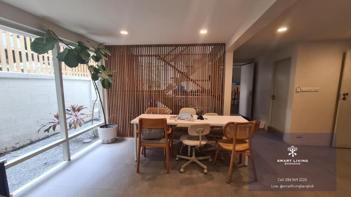 📢👇Available 16 Oct 24Single house for rent 3 years contract at least, suitable for living, home office, restaurant, coffee shop, near Em District , Benjasiri park