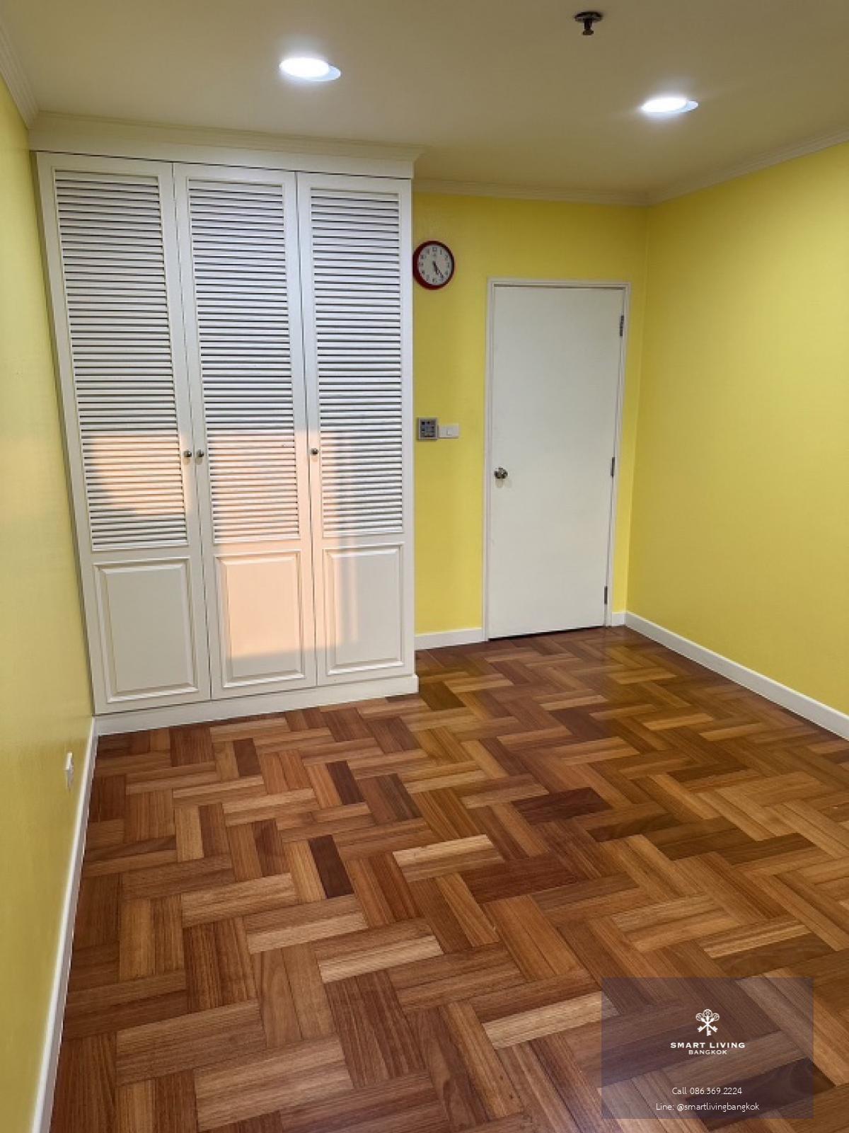 📢👇Good deal for big size 2 beds in town , good for living or investing. Just renovated unit with real wooden floor, close to Bumrungrad International hospital.