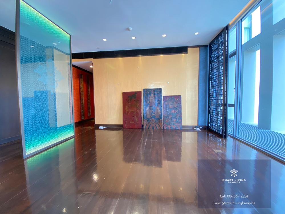 Experience luxurious living in the heart of the city! 🌟 3 bedroom penthouse condo, beautifully decorated in Chinese style. Spacious layout with breathtaking city views, located in the vibrant Sathorn area.