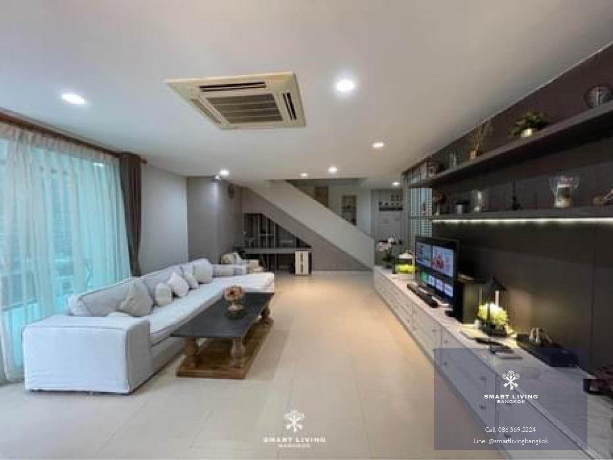 📢👇 Townhome with private pool, beautifully designed and decorated, guaranteed by the Think of Living Best Housing Award. It is suitable for living with convenient access to multiple routes, including Vibhavadi and Phaholyothin road. Additionally, it\