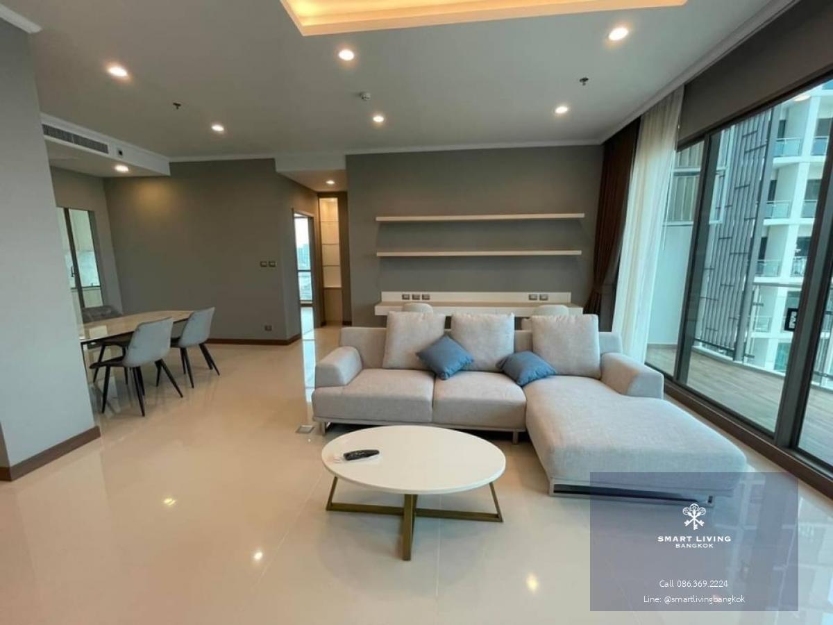 📢👇Come and stay in the center of Bangkok close to ‘Em district: Emporium, EmQuartier, Emsphere, IKEA. 3 bedrooms near BTS Phromphong, unblocked view, long balcony, clean and clear unit