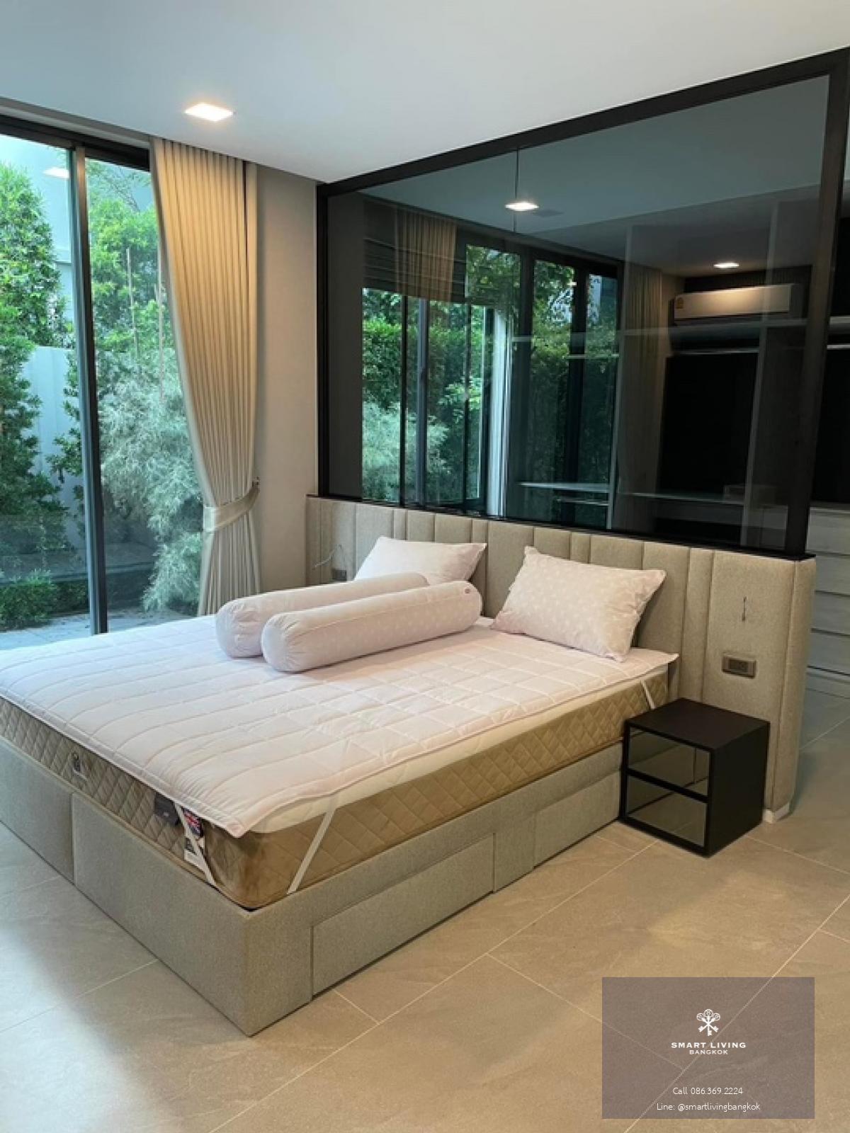 📢👇 Luxury 3 storey house with lift and fully furnished for rent at Vive 2 Krungthep Kreetha (Behind Willington school), accept CAT only. Transportation is convenient on many routes , near Si Rat Expressway (Rama 9 toll)