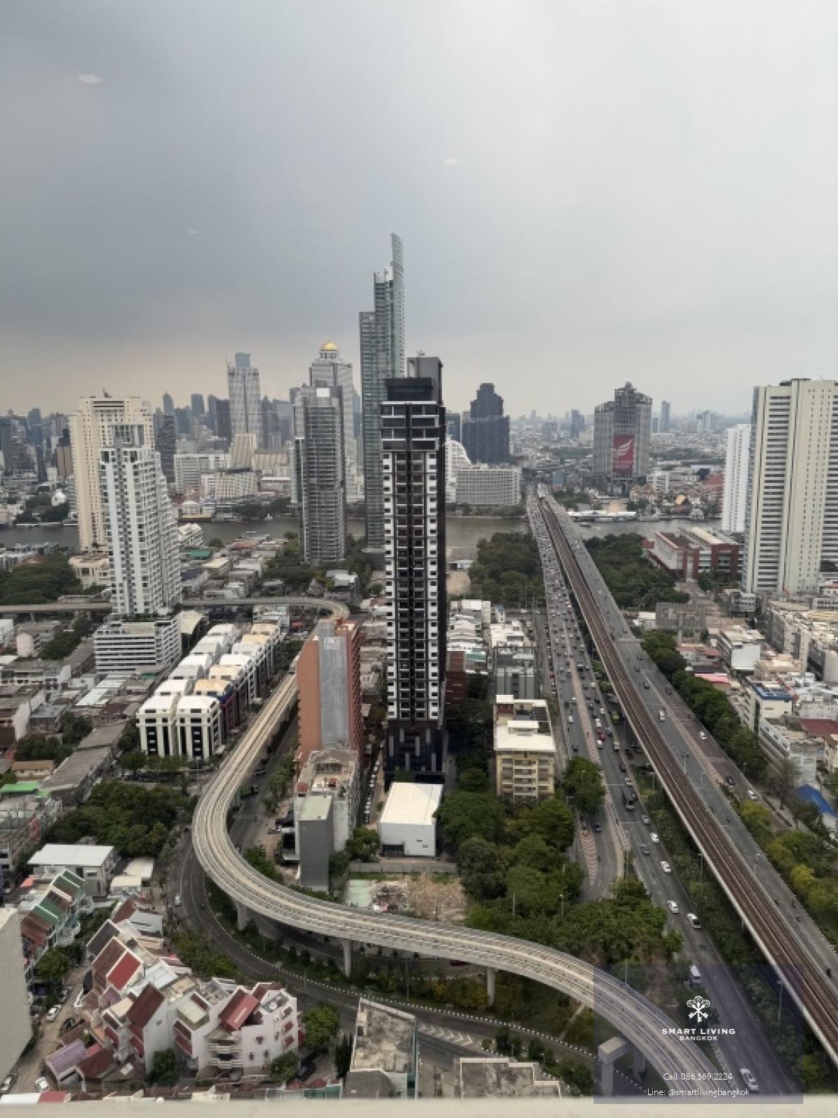 📢👇Corner unit at Villa Sathorn, stunning view at 2 balconies :one side overlooks the curve of the river, Wat Arun, and Rama VIII Bridge, while the other side provides views of Iconsiam, Four Seasons, Asiatique, and the suspension bridge.