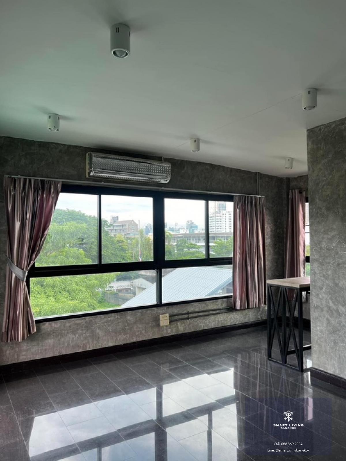 📢👇For rent Townhouse located Phahonyothin road near Ari and Saphan Kwai, surrounded by many restaurants, supermarkets, hospitals.