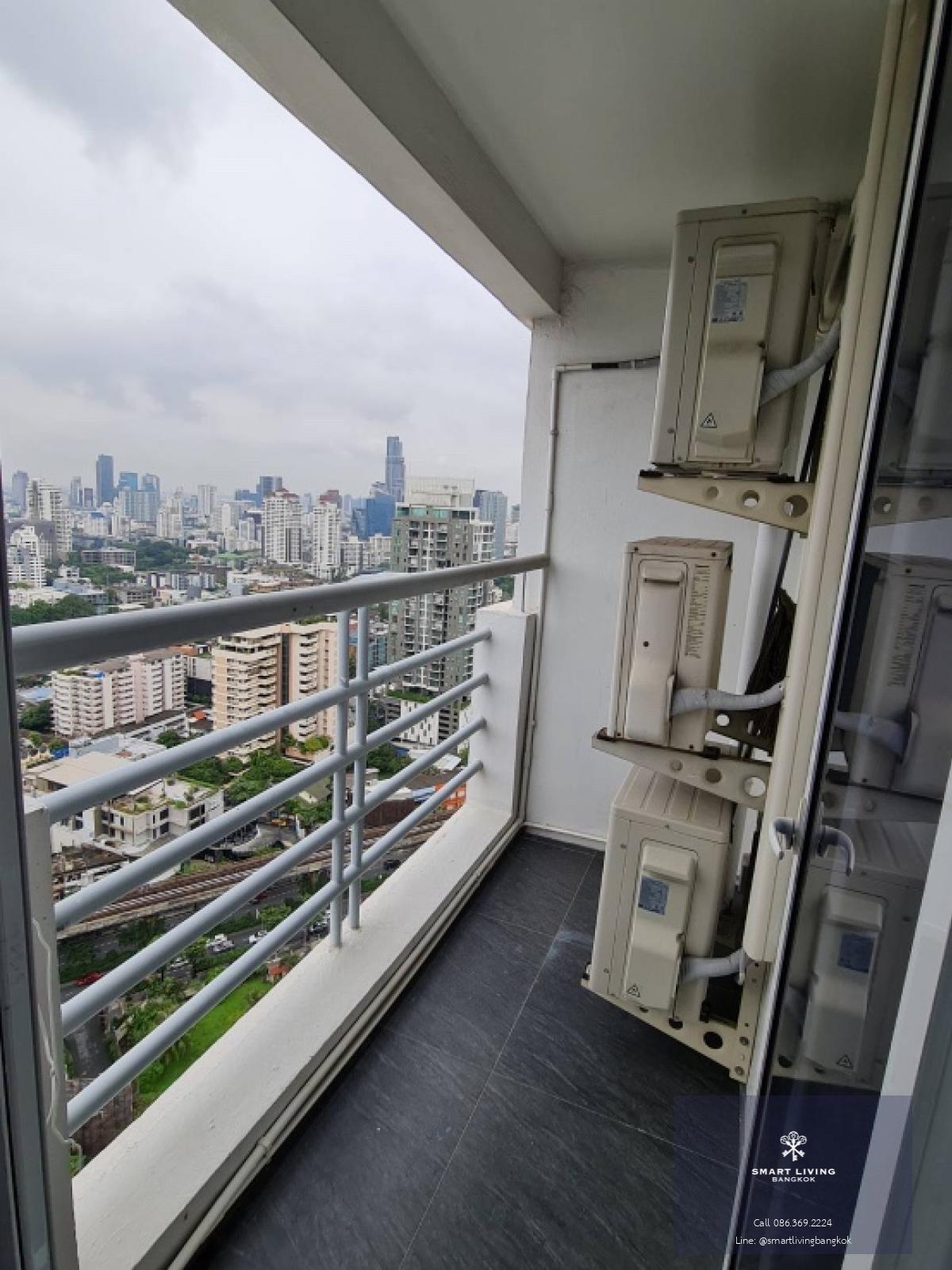 📢👇 Sell with tenant til July 25, rental price 42k , good for living or investing (yield above 5%) Spacious 2 beds plus 1 extra room , corner unit with beautiful river, park, city view. Walking distance 600 meters to BTS