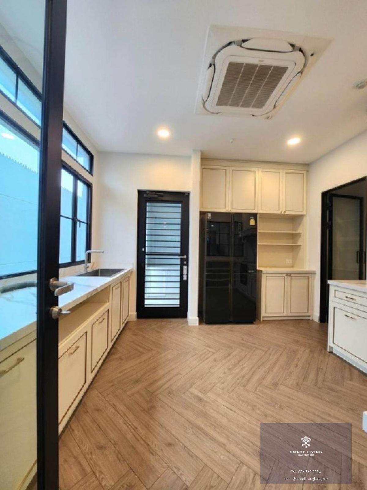 📢👇 New corner single house for rent , never occupied, located in Nantawan Rama 9 - New Krungthepkreetha, a luxury compound with excellent security. Close to Brighton International School, Wellington International School, and Suvarnabhumi Airport. Fully fu