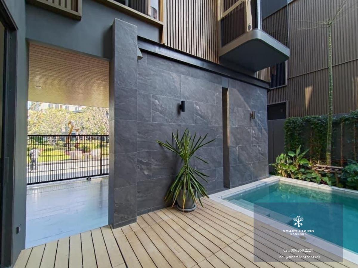 📢👇Luxury 3 storey house with lift and swimming pool in good compound and security, near many international schools, shopping mall.easily traveling as access many routes, Nearby Places• The Street Ratchada Mall - 5 km• Central Rama 9 - 6 km• Central E