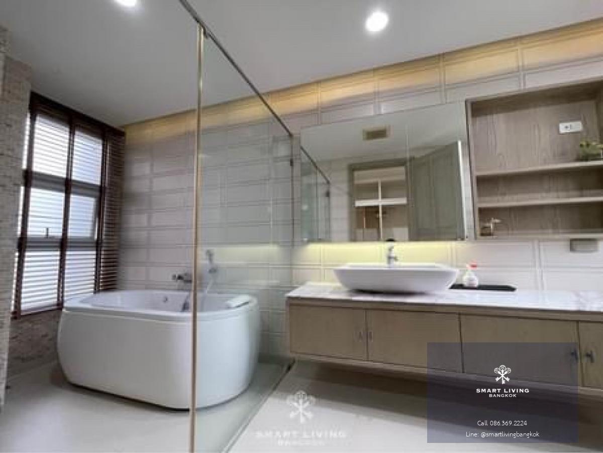 📢👇 Townhome with private pool, beautifully designed and decorated, guaranteed by the Think of Living Best Housing Award. It is suitable for living with convenient access to multiple routes, including Vibhavadi and Phaholyothin road. Additionally, it\