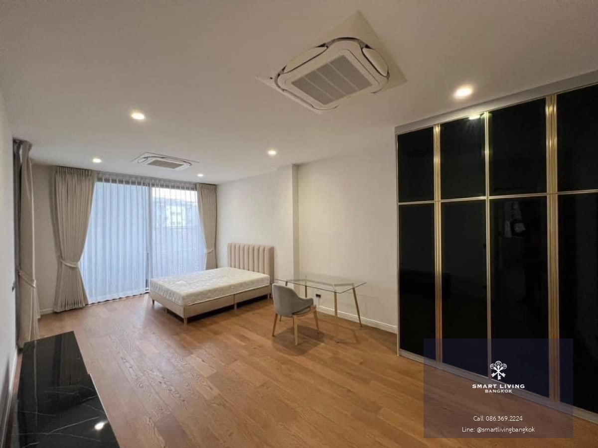 📢👇Luxury 3 storey house with lift and swimming pool in good compound and security, near many international schools, shopping mall.easily traveling as access many routes, Nearby Places• The Street Ratchada Mall - 5 km• Central Rama 9 - 6 km• Central E