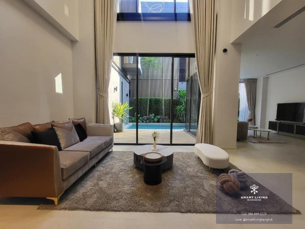 📢👇Luxury 3 storey house with lift and swimming pool in good compound and security, near many international schools, shopping mall.easily traveling as access many routes, Nearby Places• The Street Ratchada Mall - 5 km• Central Rama 9 - 6 km• Central E