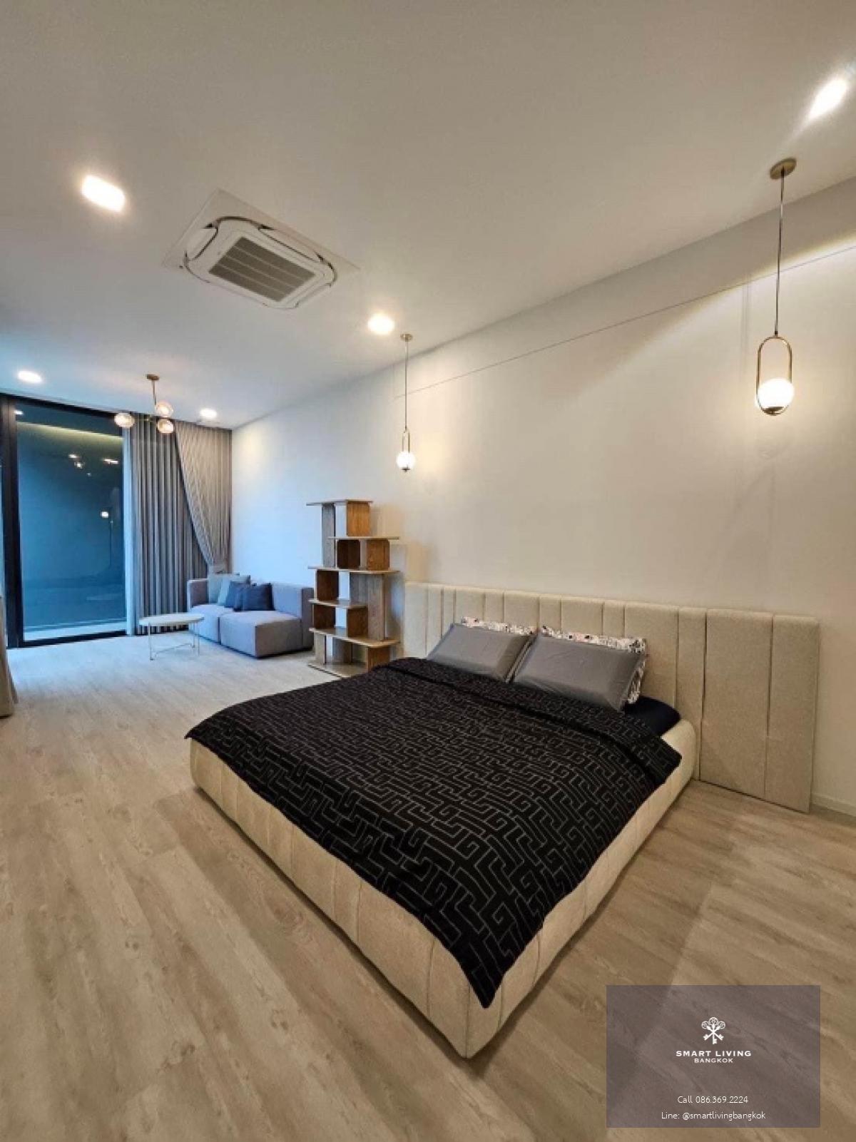 📢👇 Luxury 3 storey house with lift and fully furnished for rent at Vive Krungthep Kreetha. Transportation is convenient on many routes.